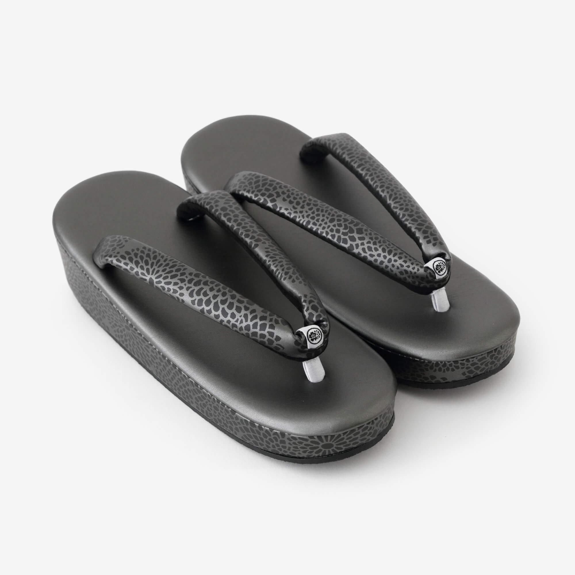 西陣草履（にしじんぞうり）／菊づくし 黒鉛（くろなまり）