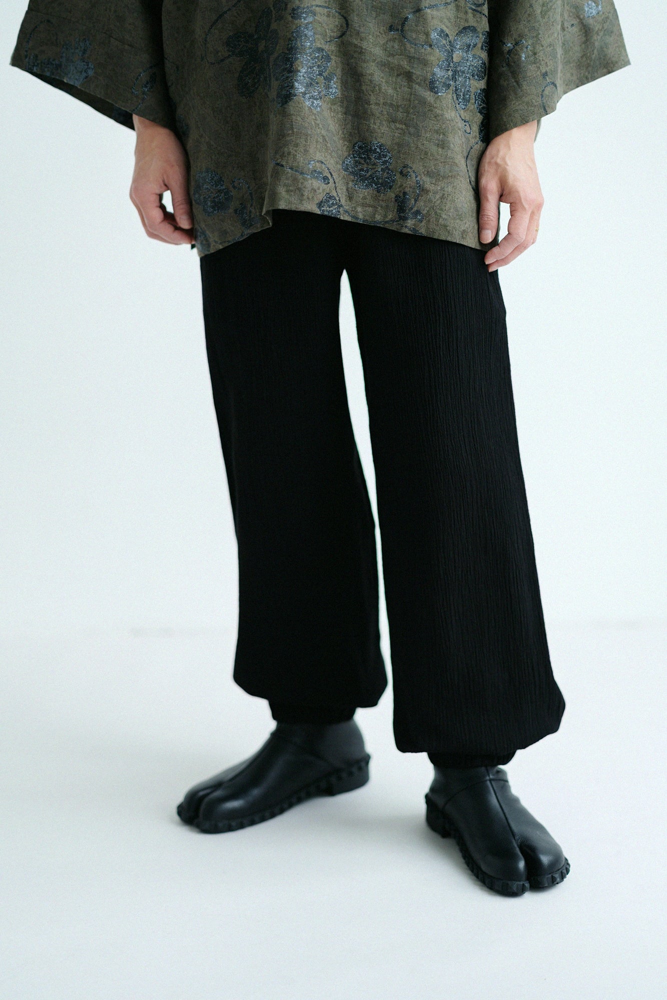 高島縮 20/10  作務衣（さむえ） 下／濡羽色（ぬればいろ）